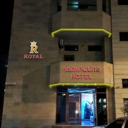 Royal Plus Hotel Erivan Exterior foto