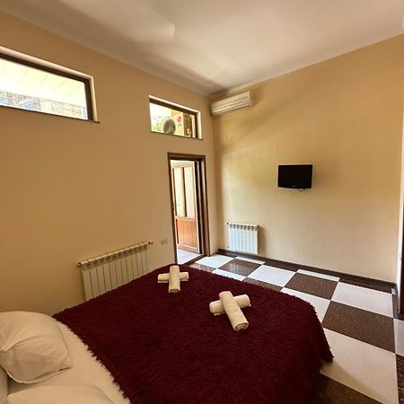 Royal Plus Hotel Erivan Exterior foto