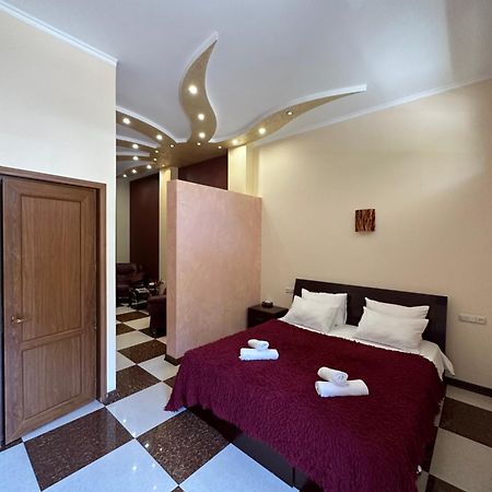 Royal Plus Hotel Erivan Exterior foto