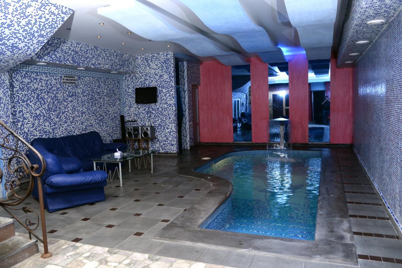 Royal Plus Hotel Erivan Exterior foto