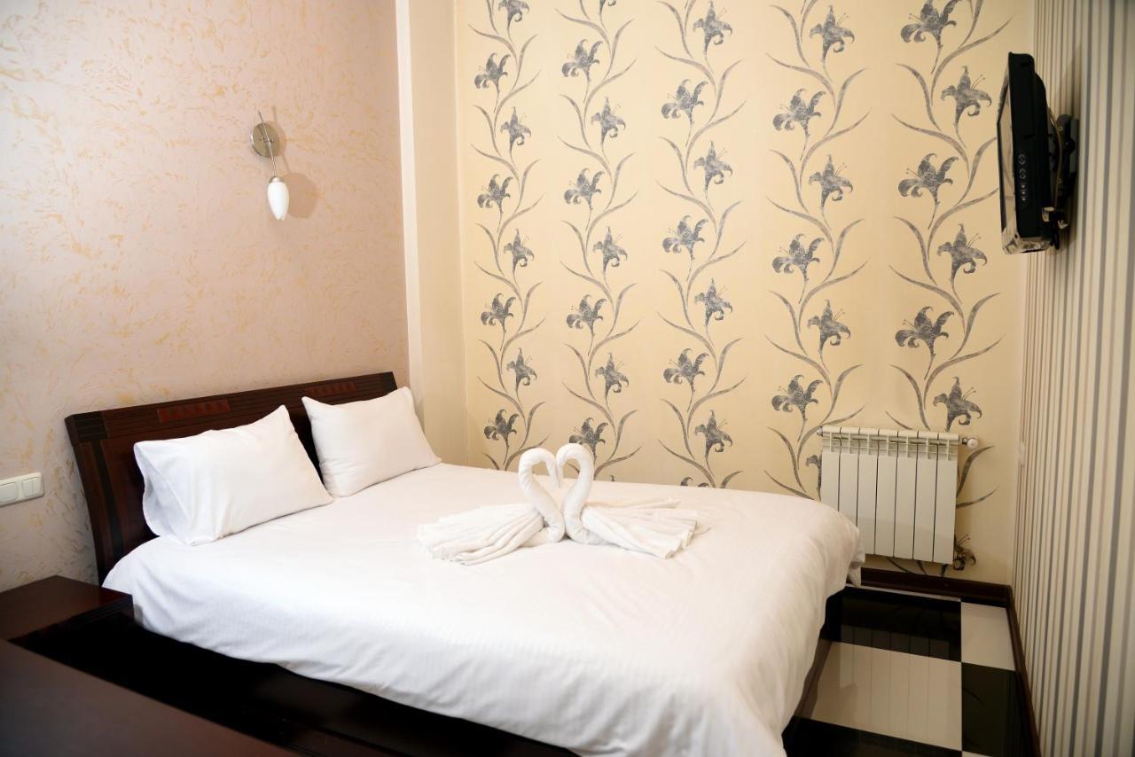 Royal Plus Hotel Erivan Exterior foto