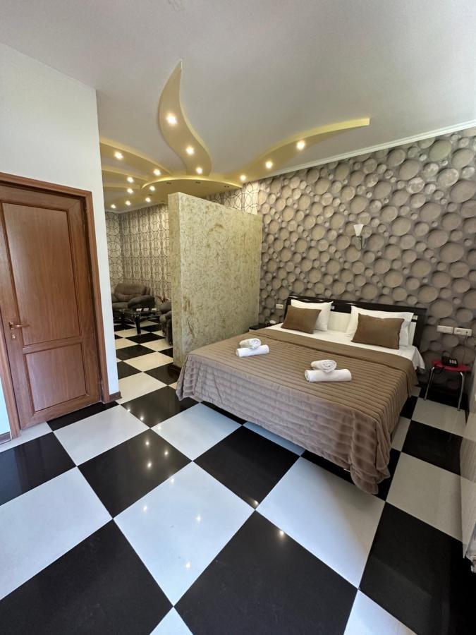 Royal Plus Hotel Erivan Exterior foto
