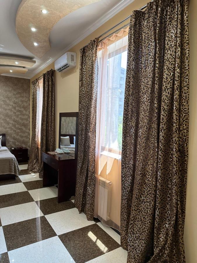 Royal Plus Hotel Erivan Exterior foto