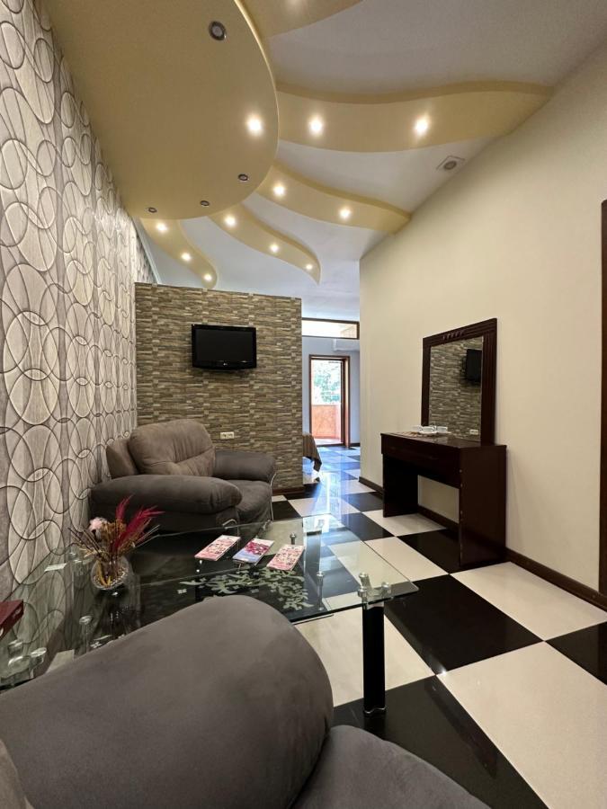 Royal Plus Hotel Erivan Exterior foto