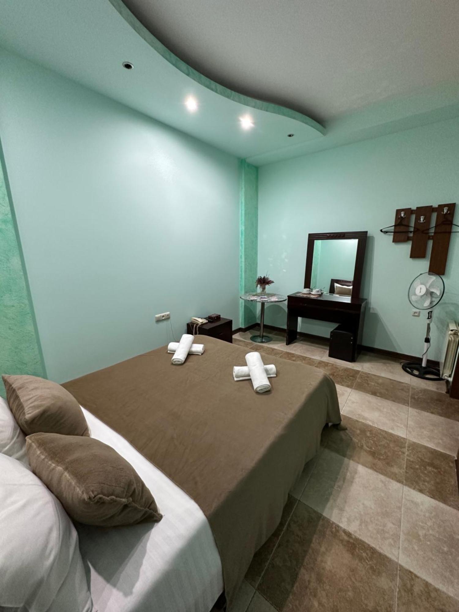 Royal Plus Hotel Erivan Exterior foto