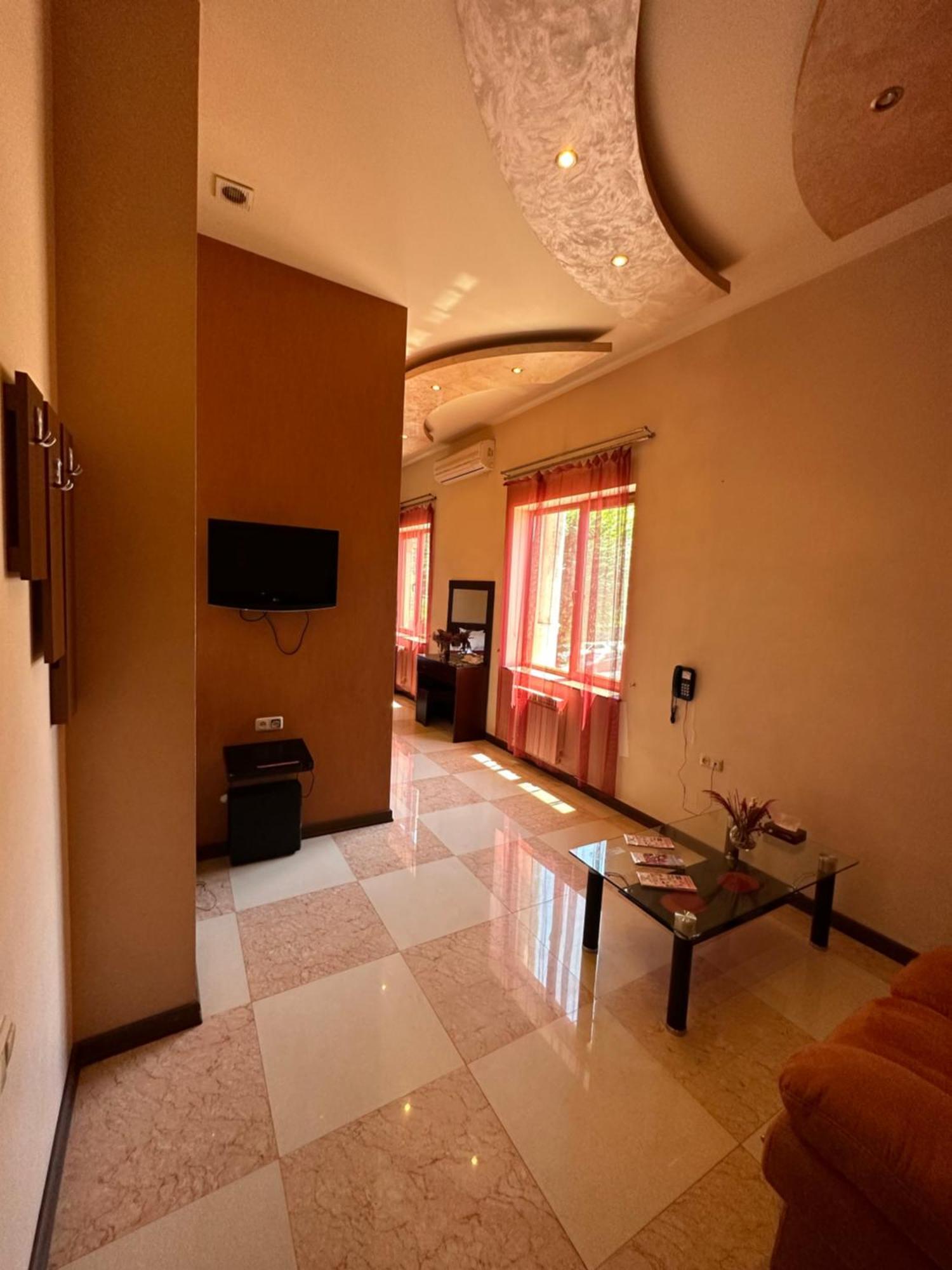 Royal Plus Hotel Erivan Exterior foto