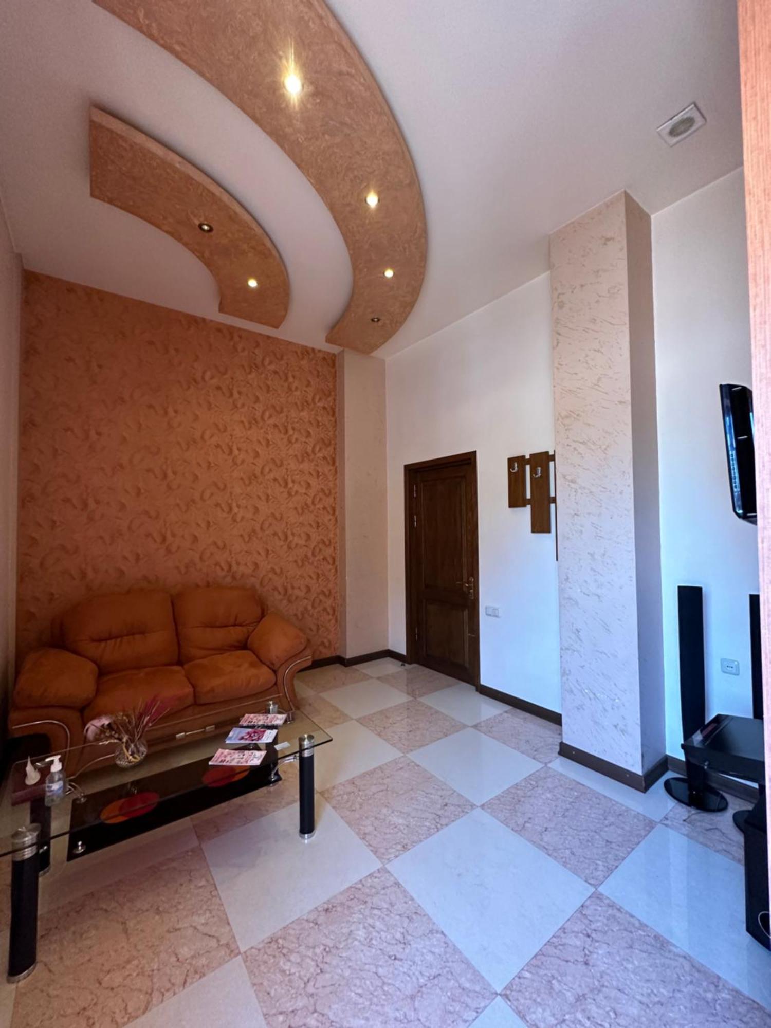 Royal Plus Hotel Erivan Exterior foto