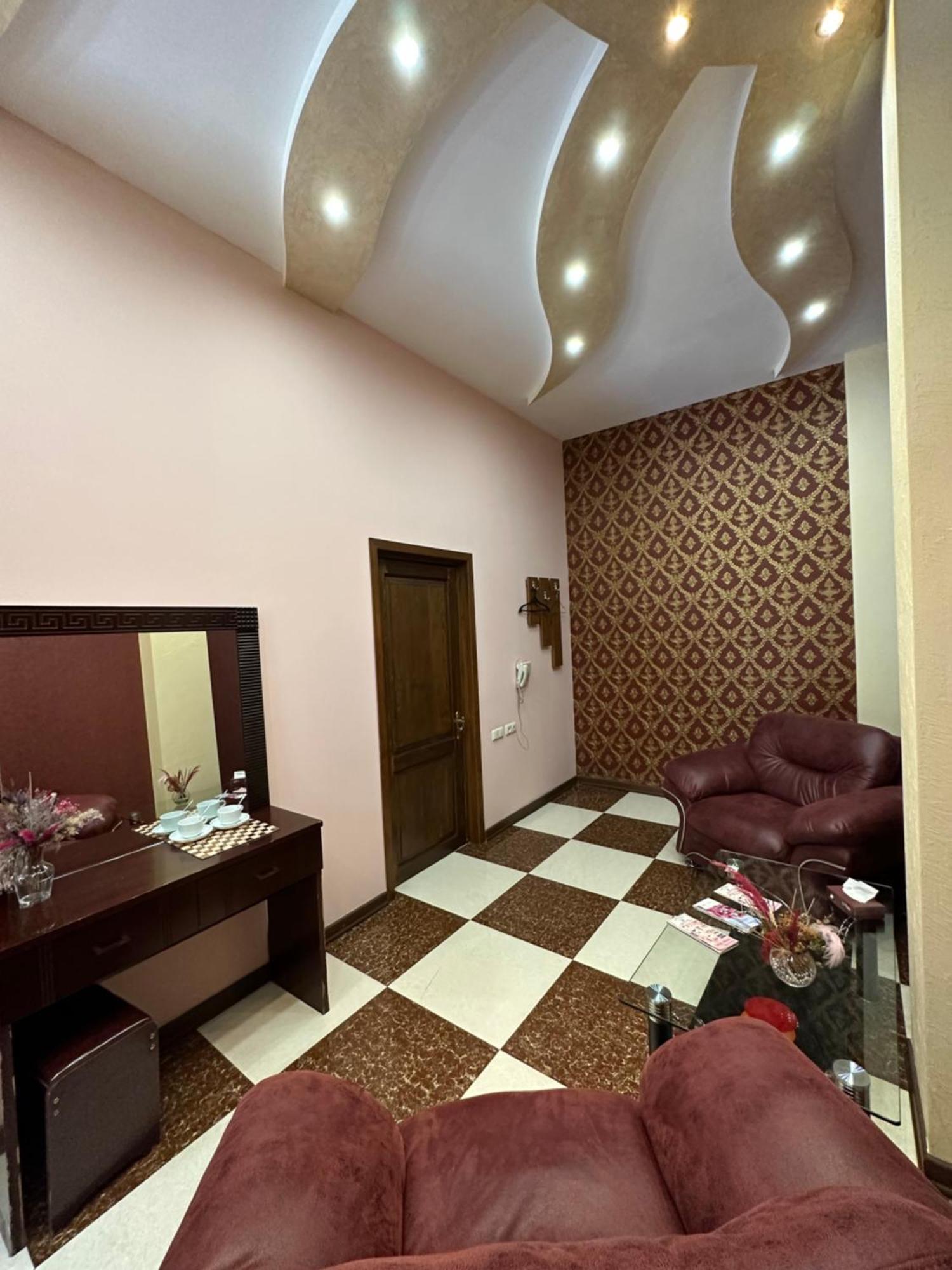 Royal Plus Hotel Erivan Exterior foto