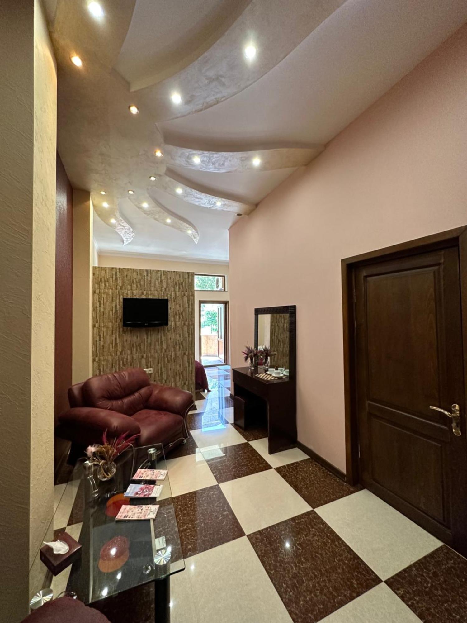 Royal Plus Hotel Erivan Exterior foto