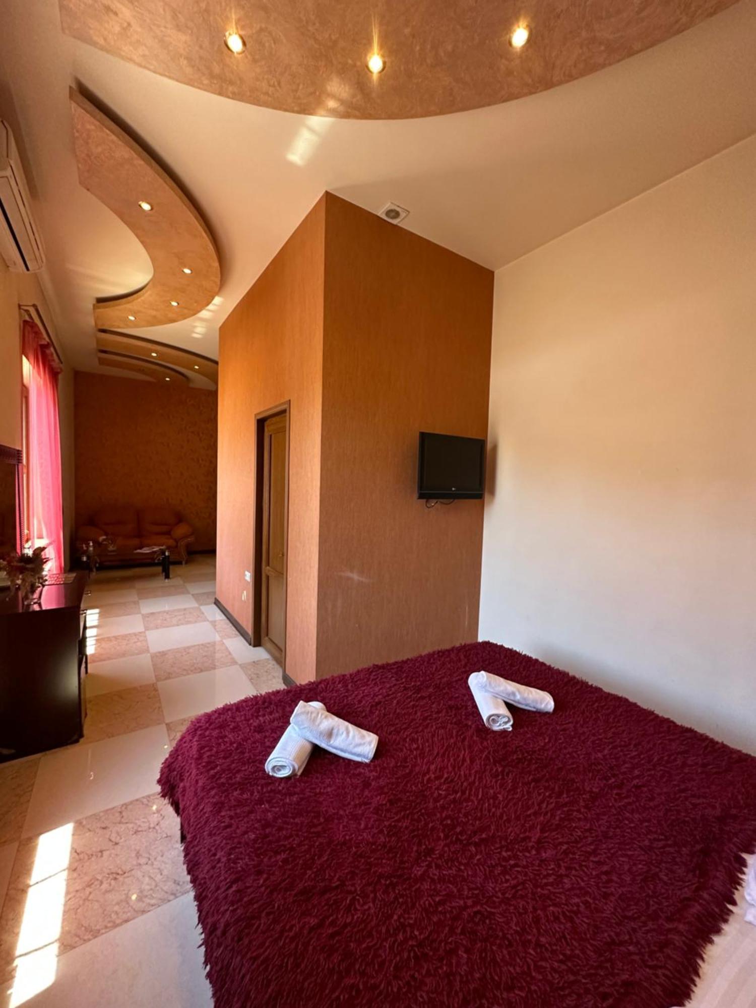 Royal Plus Hotel Erivan Exterior foto