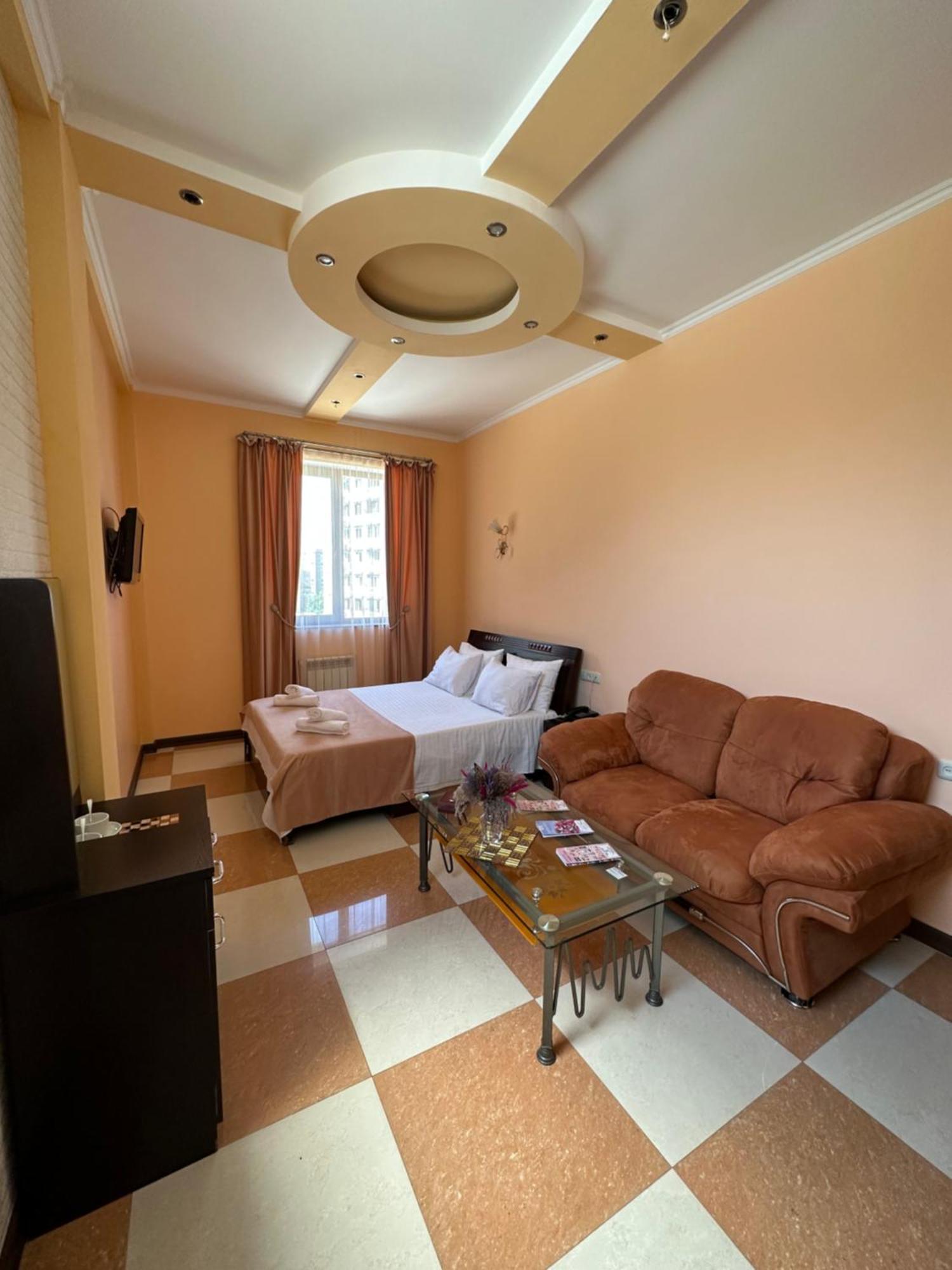 Royal Plus Hotel Erivan Exterior foto