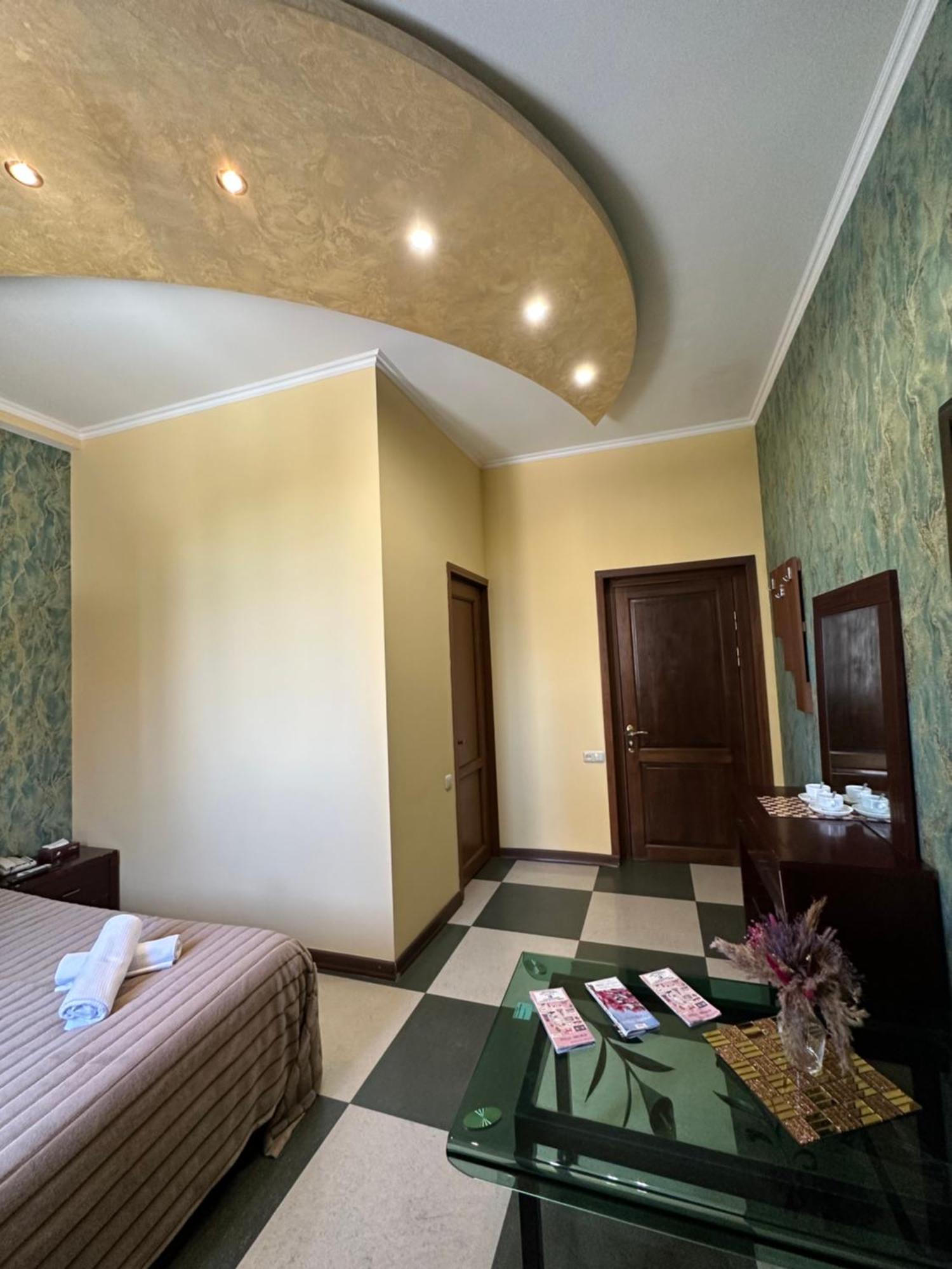 Royal Plus Hotel Erivan Exterior foto