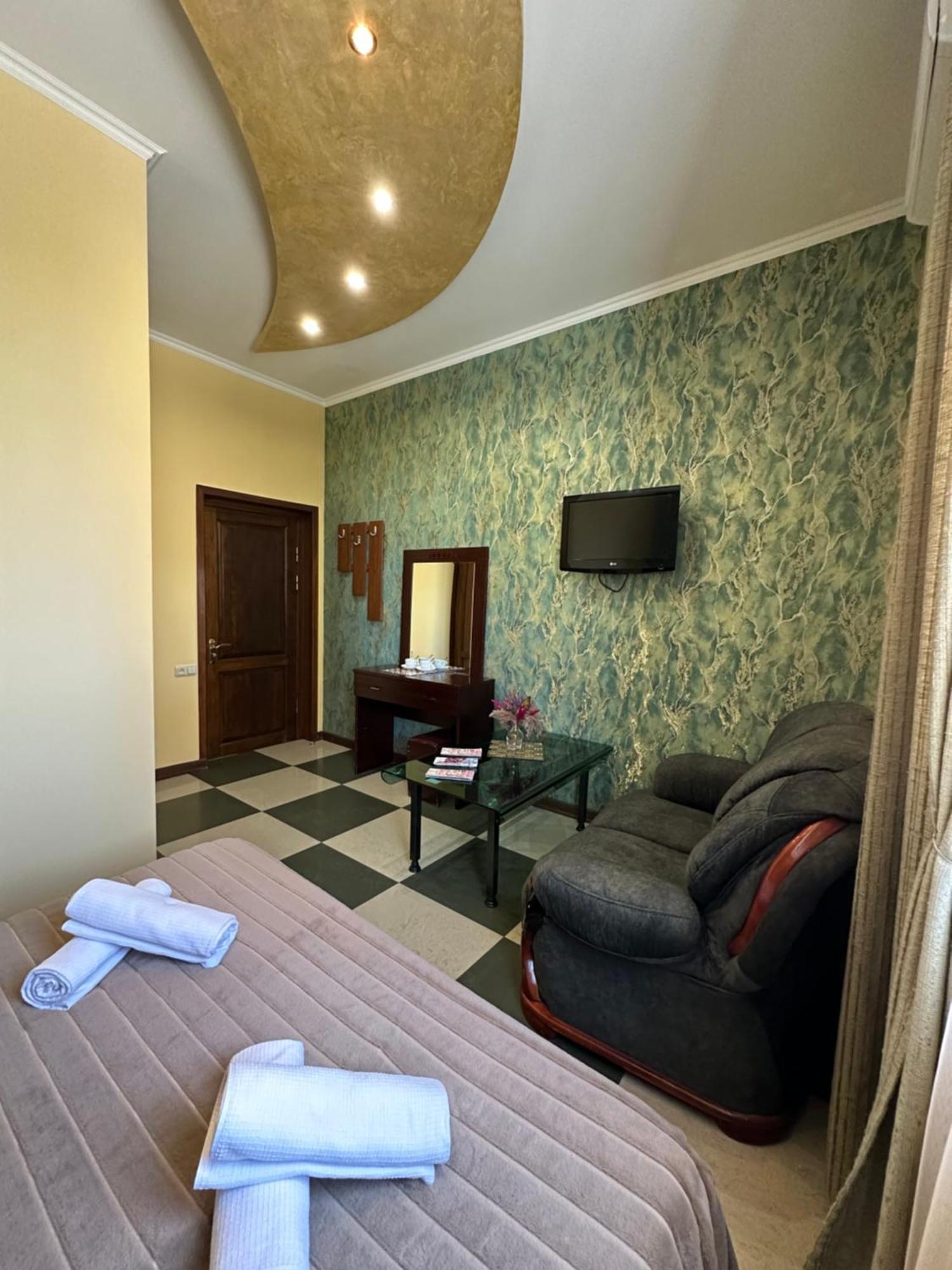 Royal Plus Hotel Erivan Exterior foto