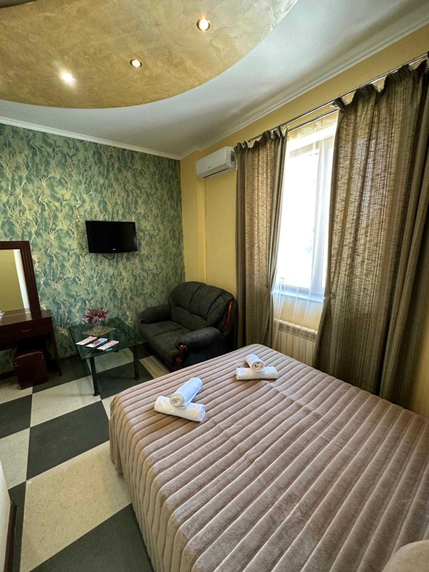 Royal Plus Hotel Erivan Exterior foto